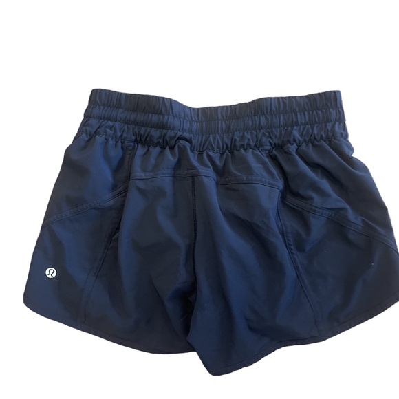 Lululemon Hotty Hot low-rise shorts in black Size 8 - Picture 2 of 3